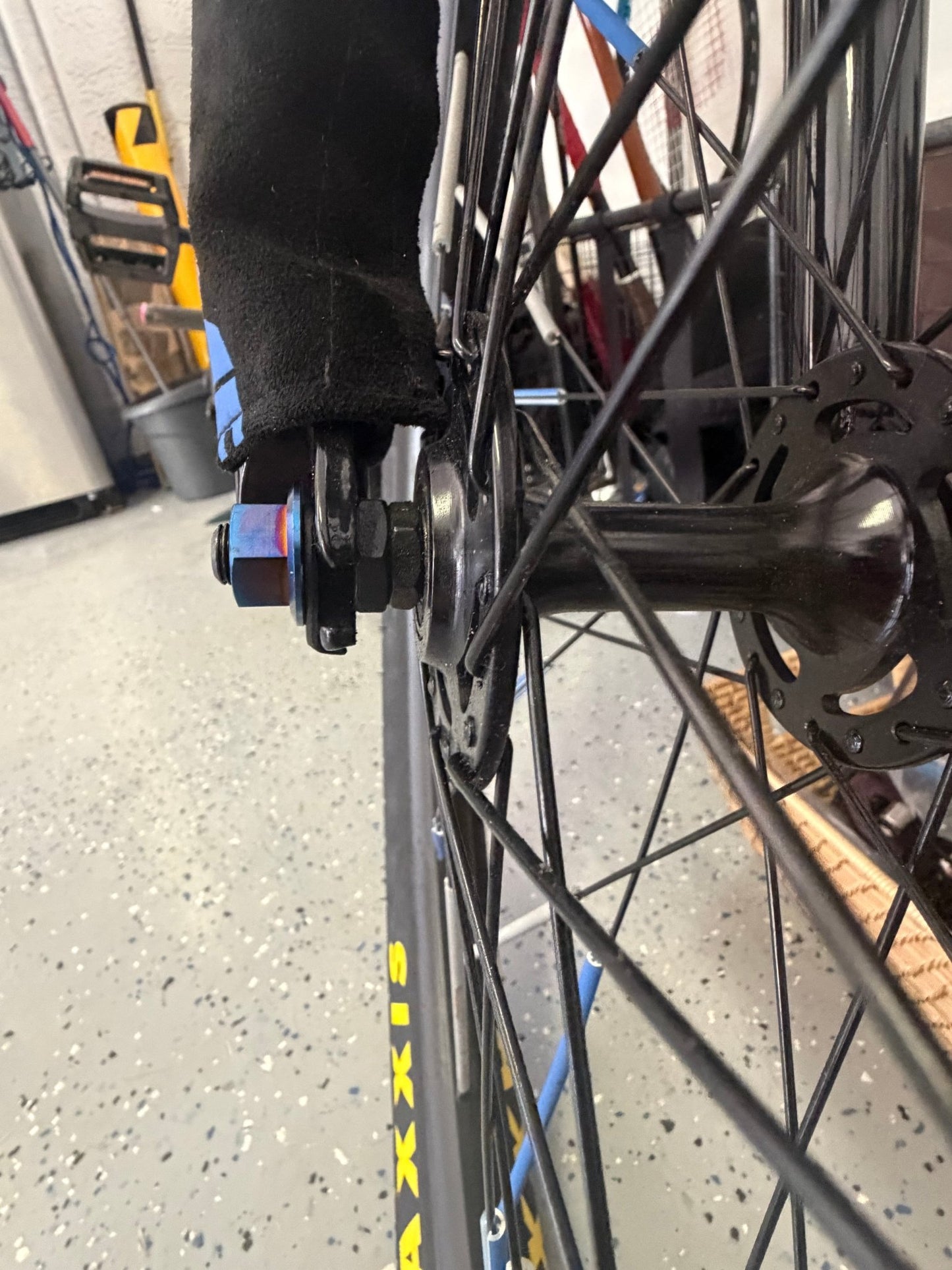 Pedal bike front axle bolt/mafia - MXwraps