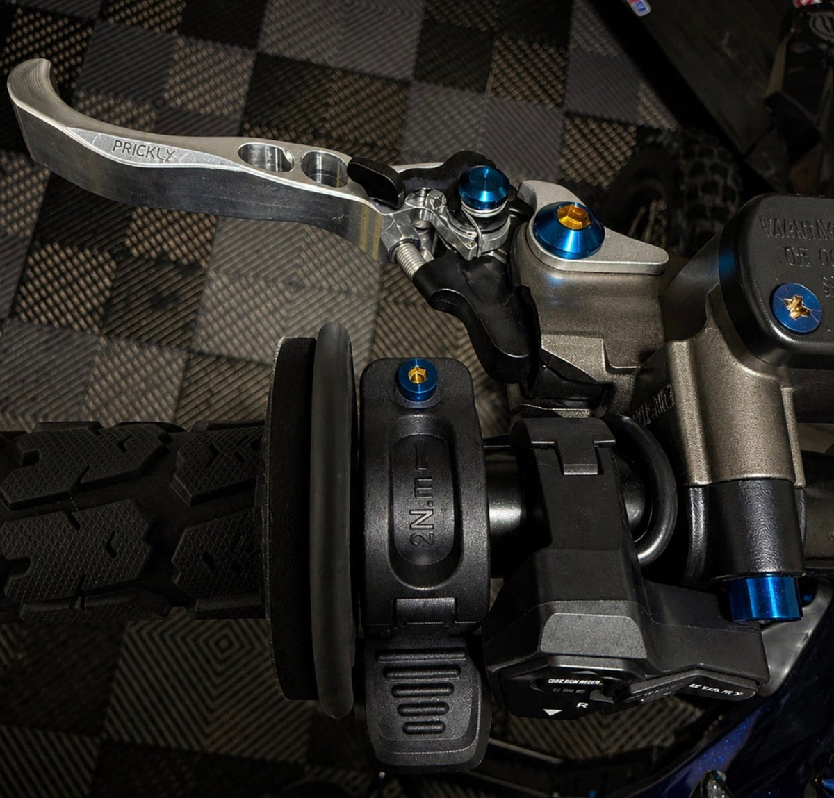 Regen throttle titanium bolt - MXwraps