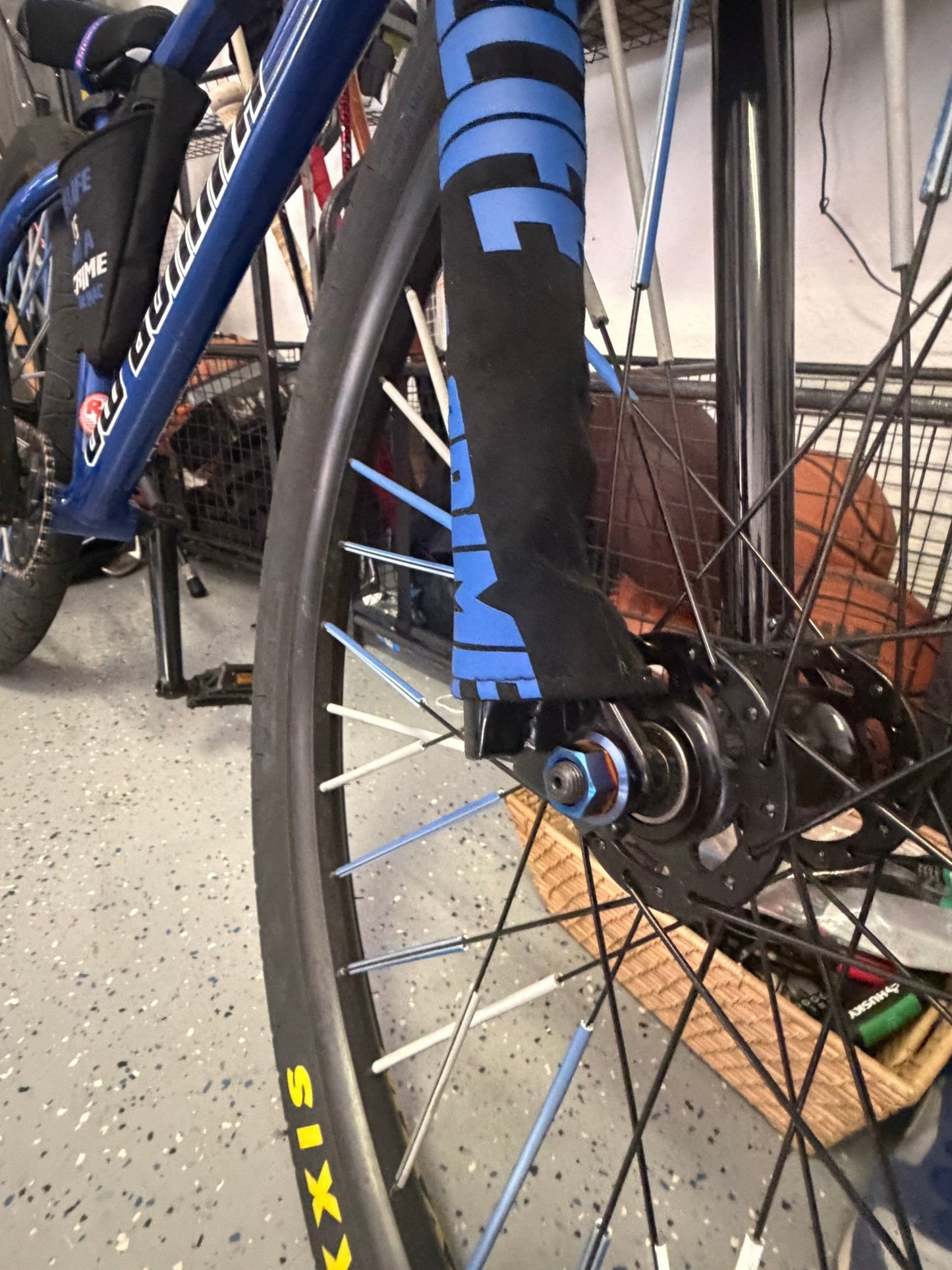 Pedal bike front axle bolt/mafia - MXwraps