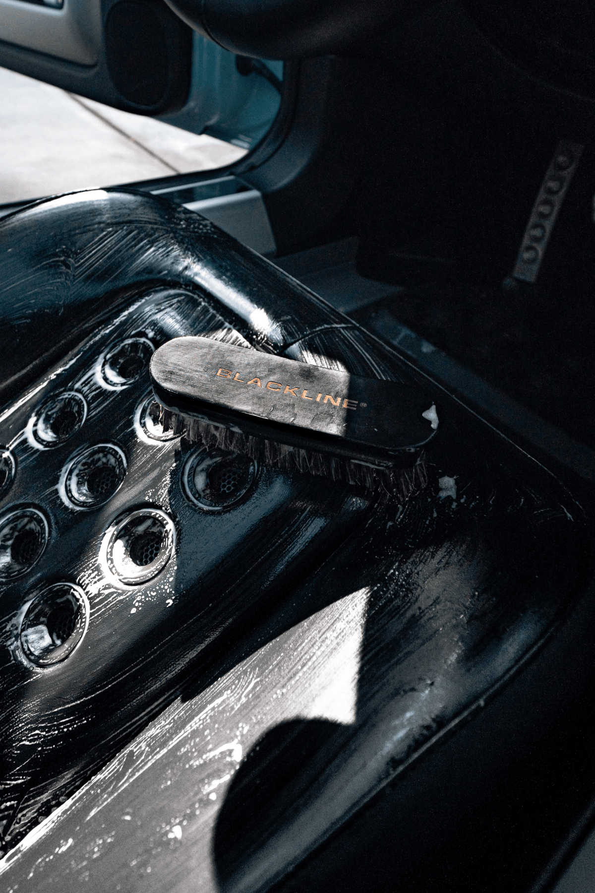 BLACKLINE® LEATHER BRUSH - MXwraps