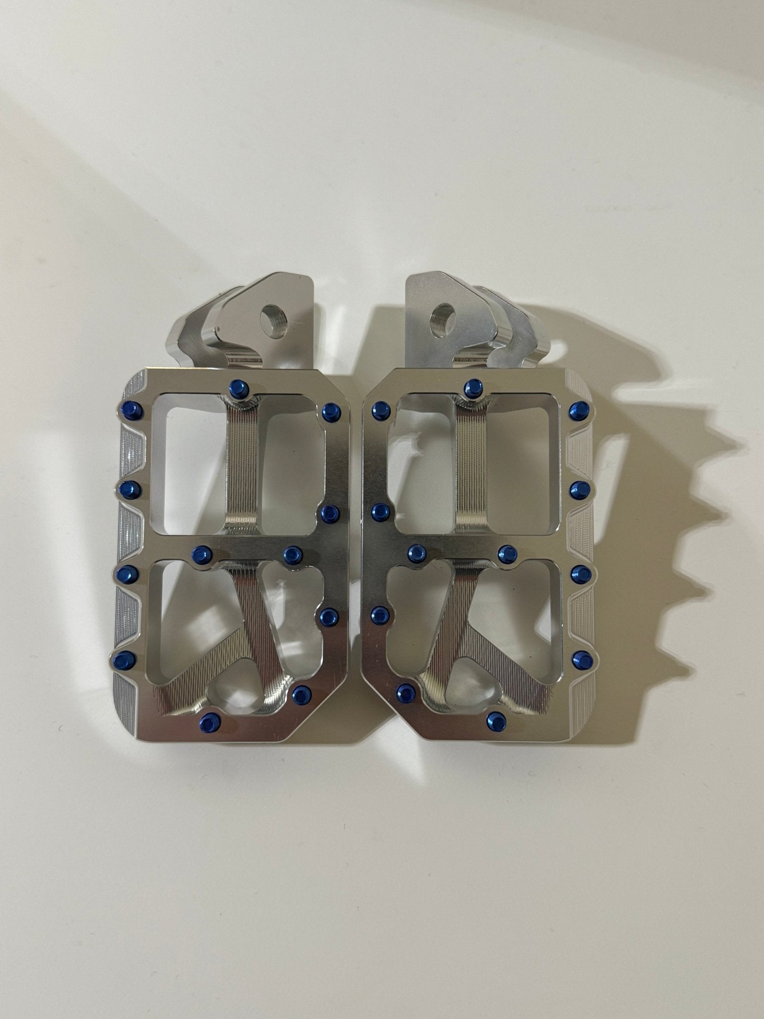 Silver foot pegs - MXwraps