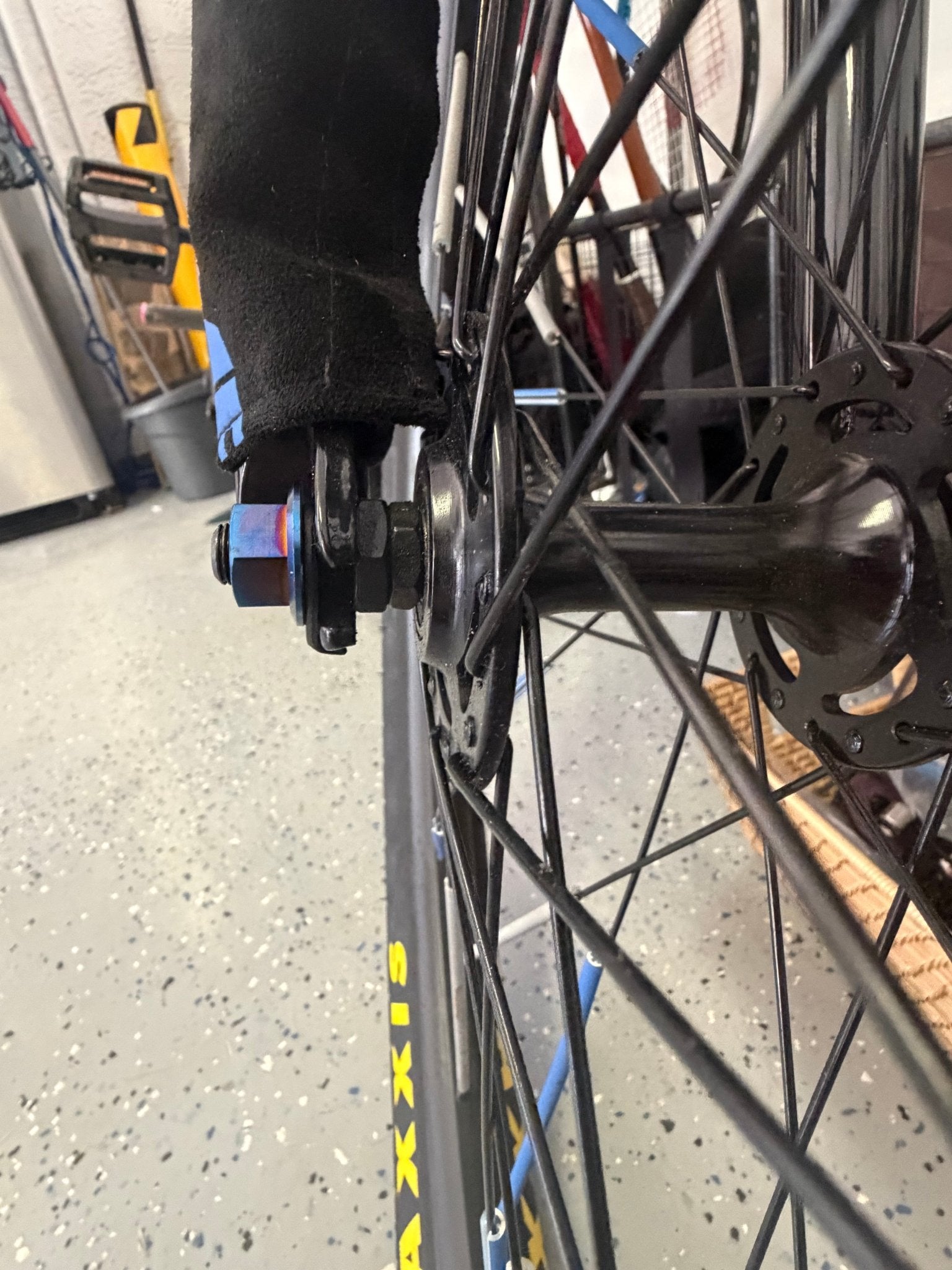 Pedal bike front axle bolt/mafia - MXwraps