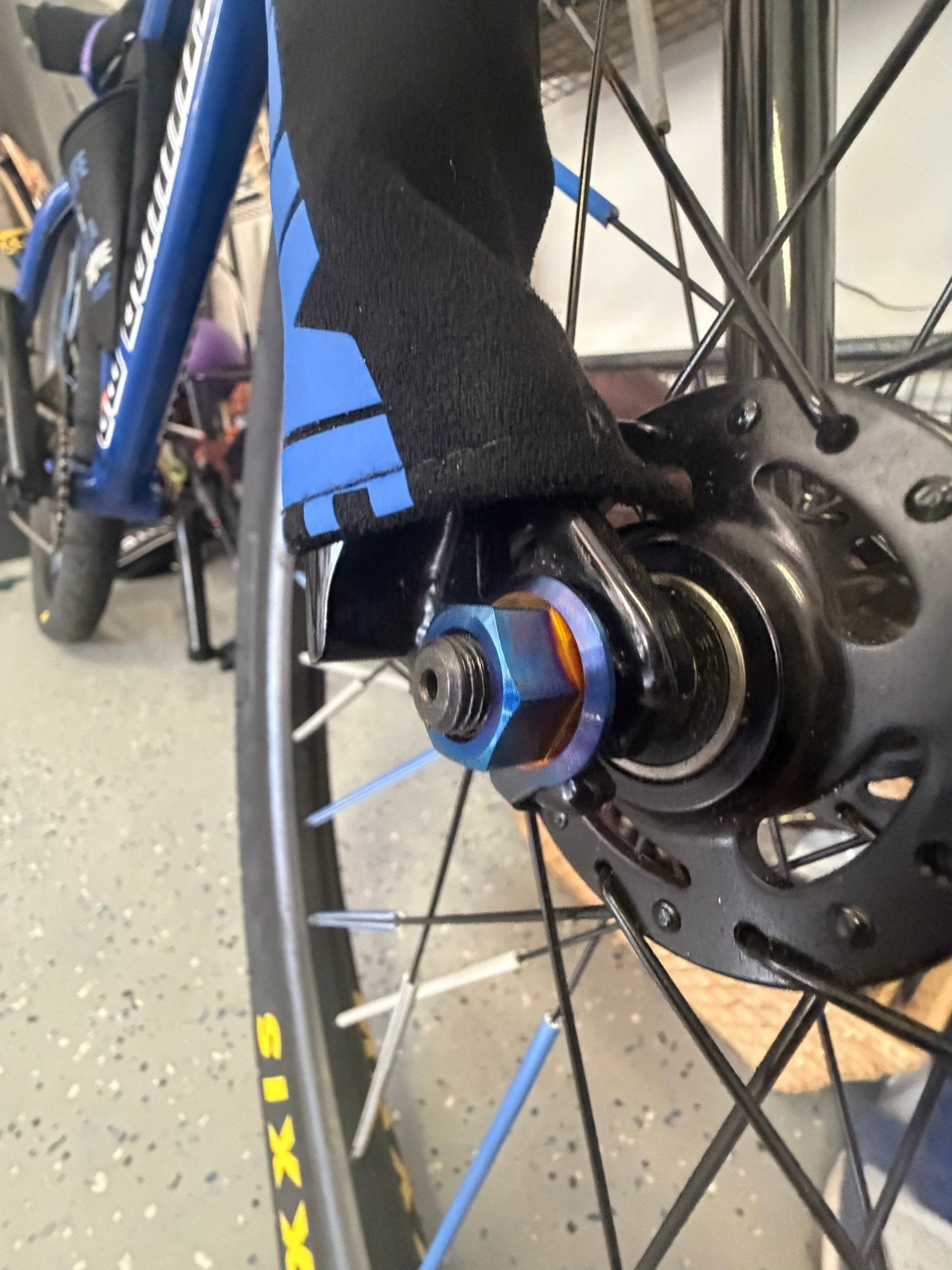 Pedal bike front axle bolt/mafia - MXwraps