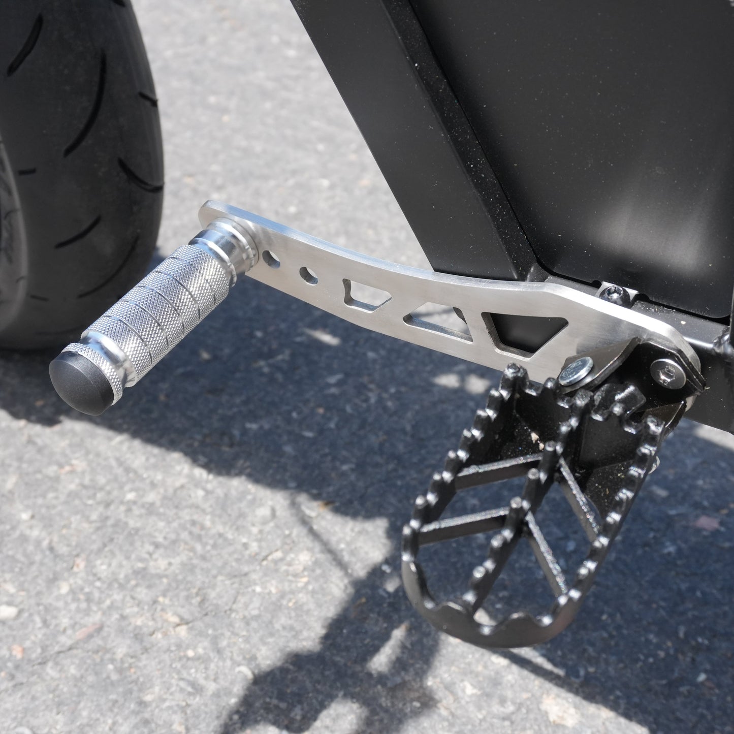 E-Moto Shift Lock Stunt Pegs for Tuttio Soleil01