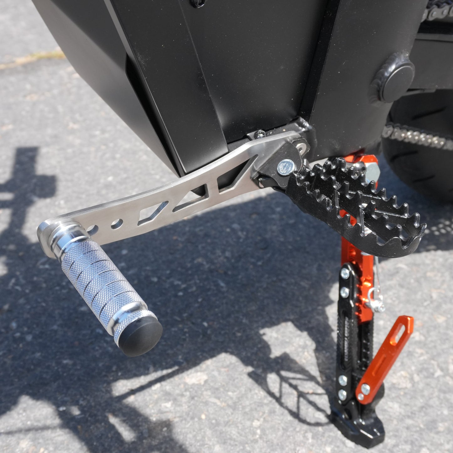 E-Moto Shift Lock Stunt Pegs for Tuttio Soleil01