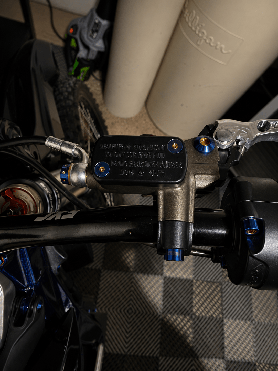 Ultra bee brake Flat resivour titanium bolts - MXwraps