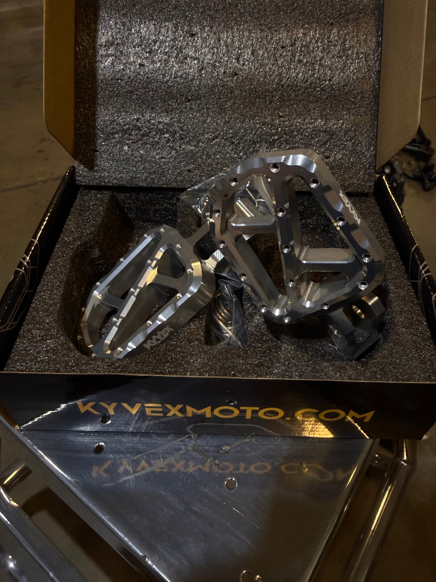 KyVex Billet Wide Foot Pegs - Ultra Bee Compatible