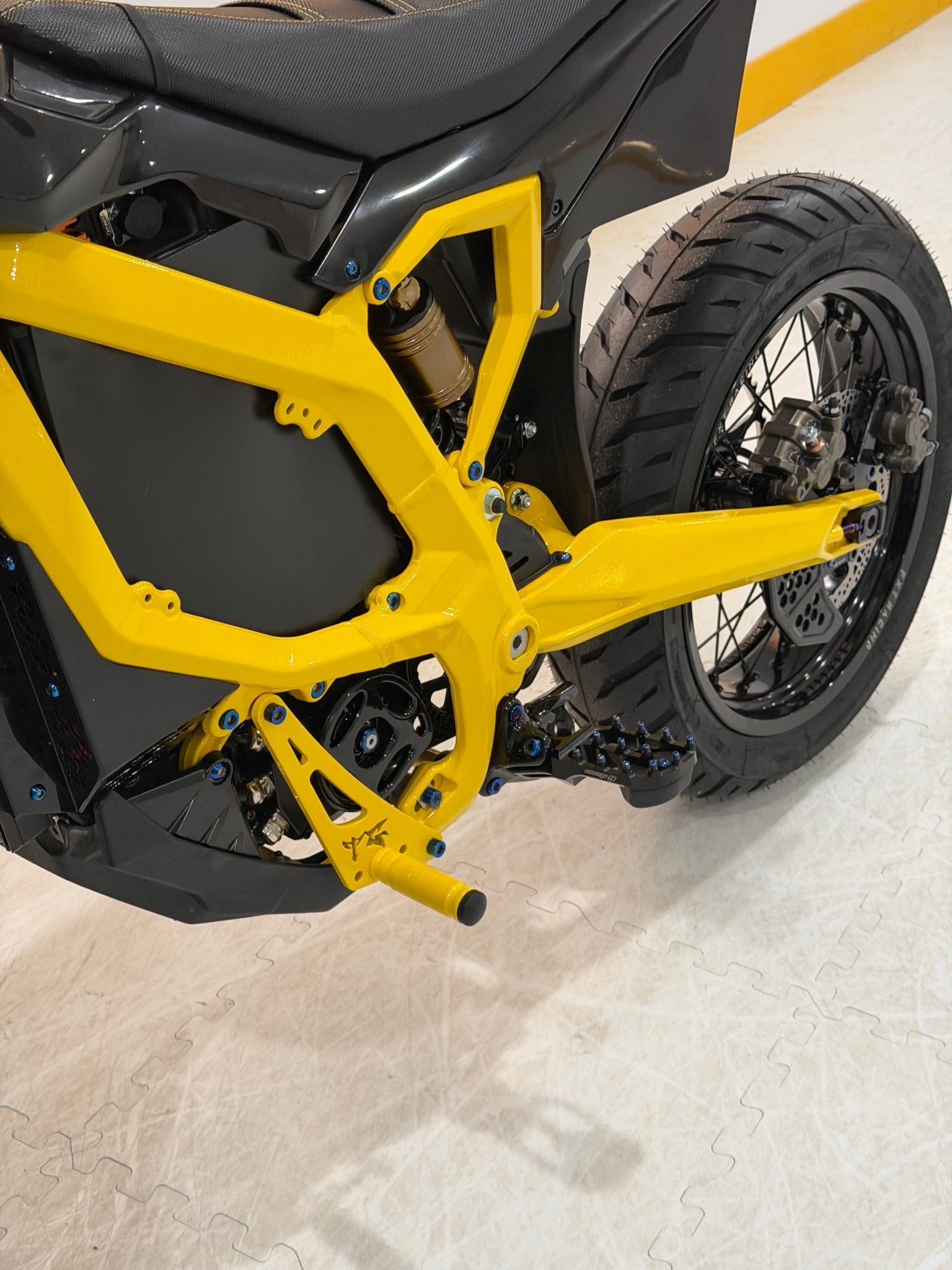 Ultra Bee Shift Lock - MXwraps