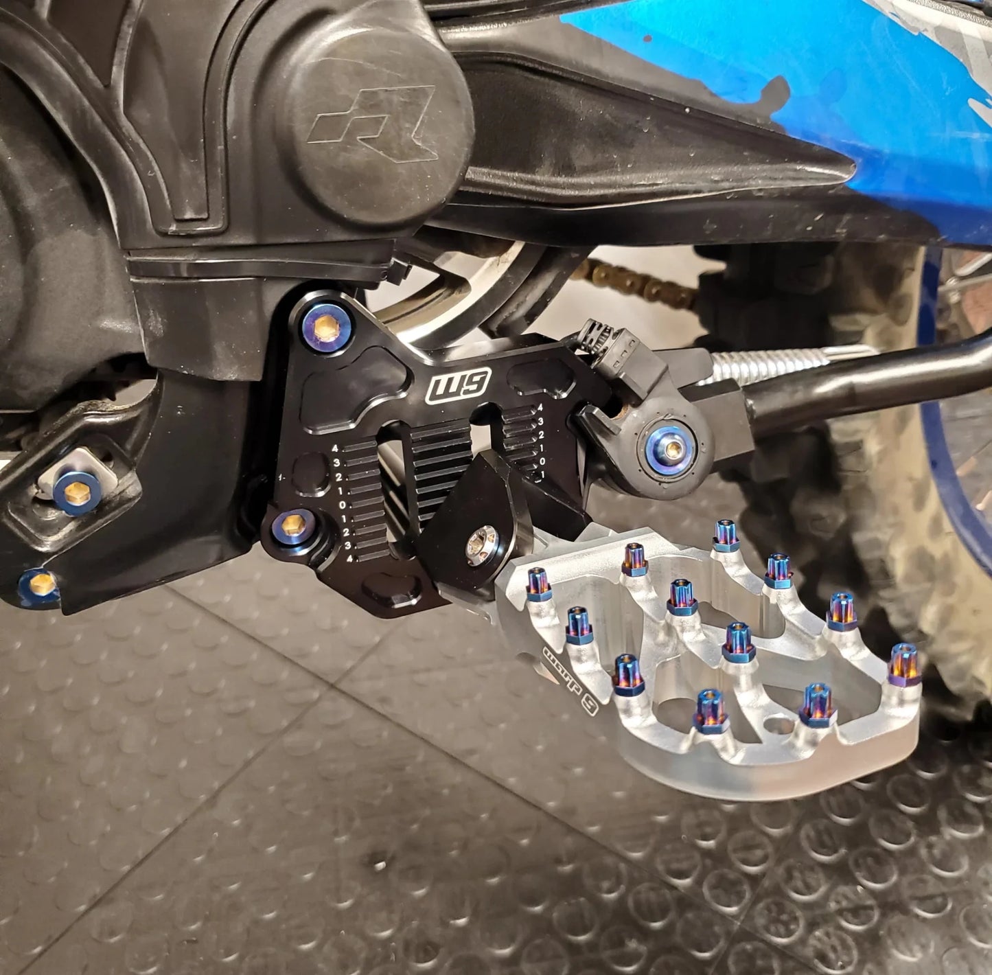 Warp 9 Surron Ultra Bee Adjustable Foot Peg Mount - MXwraps