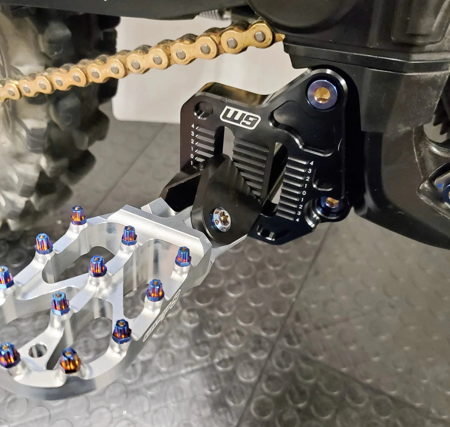 Warp 9 Surron Ultra Bee Adjustable Foot Peg Mount - MXwraps